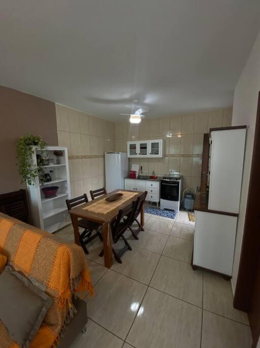 Casa A Poucos Metros Da Praia! 구아라투바 외부 사진