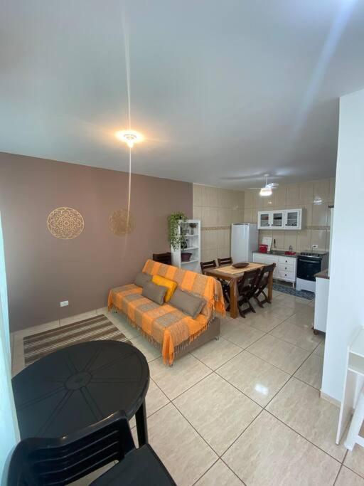 Casa A Poucos Metros Da Praia! 구아라투바 외부 사진