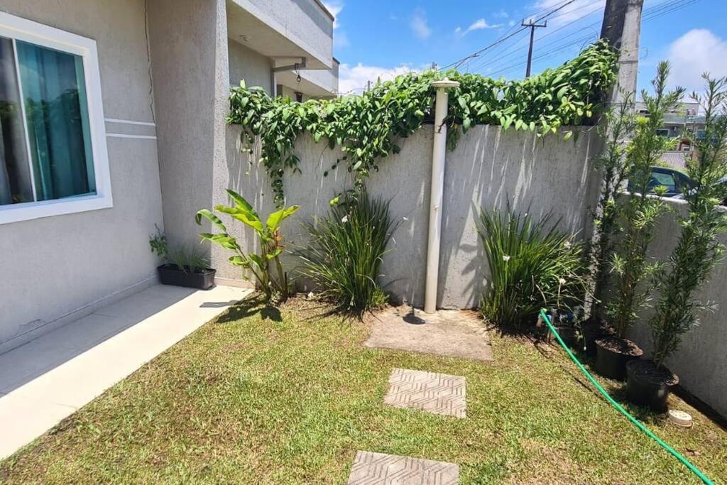 Casa A Poucos Metros Da Praia! 구아라투바 외부 사진